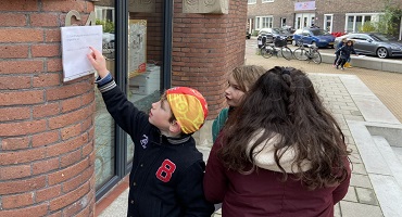 Groep 5A krijgt buiten een taalles